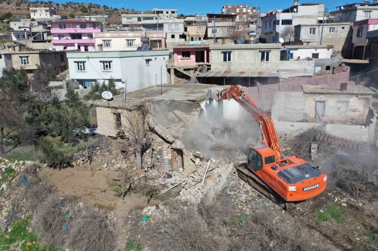 Şehitkamil’deki Ağır Hasarlı Yapıların Yıkımına Başlandı