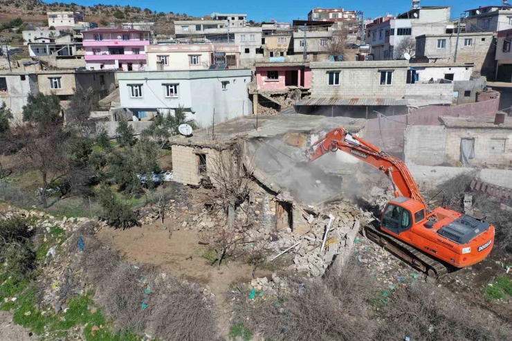 Şehitkamil’deki Ağır Hasarlı Yapıların Yıkımına Başlandı