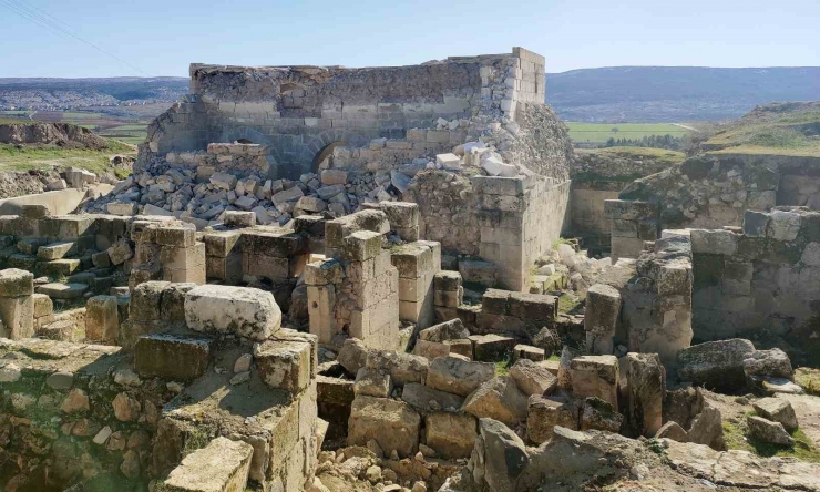 Tarihi İç Kale Cami Depremde Ağır Hasar Gördü