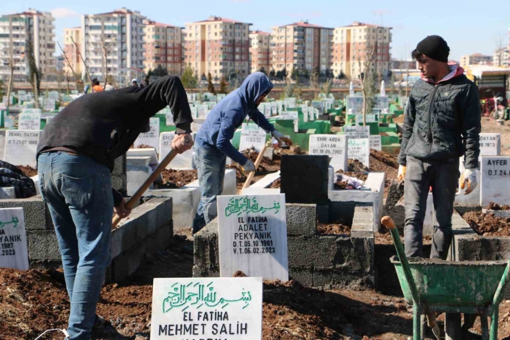 Yürek Yakan Hatıralar Mezarlıklara Dizildi