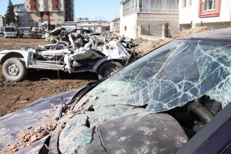 Depremde Milyonluk Araçlar Kağıt Gibi Ezildi, Top Şeklini Alan Araç Şaşkına Çevirdi