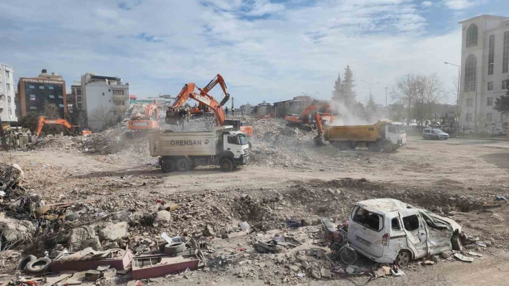 Depremde Yıkılan Binaların Binlerce Tonluk Enkazı Şehir Dışına Taşınıyor