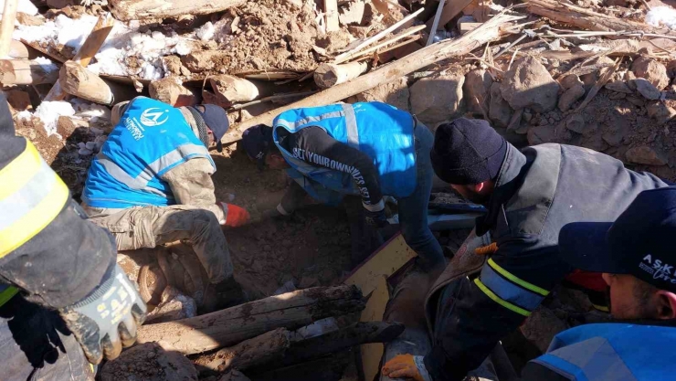 Altınordu Arama Kurtarma Ekibi Deprem Bölgesindeki Çalışmalarını Sürdürüyor