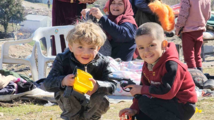 Gönüllü Olarak Geldikleri Adıyaman’da Dağıttıkları Oyuncaklarla Çocukların Yüzünü Güldürdüler