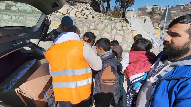 Gönüllü Olarak Geldikleri Adıyaman’da Dağıttıkları Oyuncaklarla Çocukların Yüzünü Güldürdüler