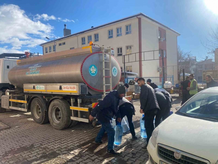 Maski Depremzedelere Temiz İçme Suyu Sağlıyor