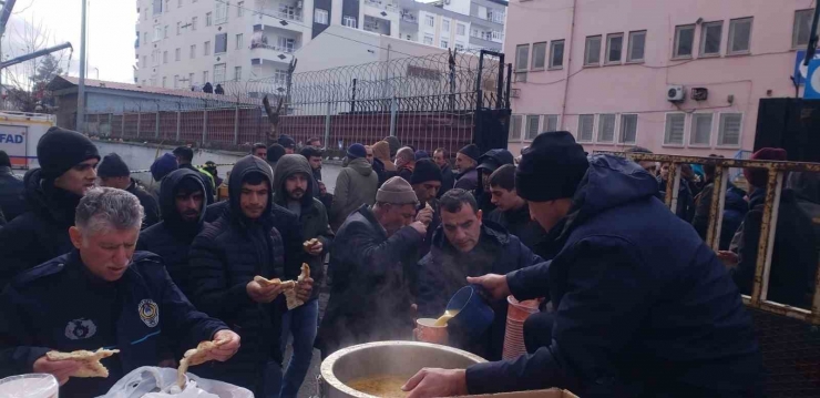 Bağlar Belediyesi Zabıta Ekipleri Depremzedelerin Yardımına Koştu