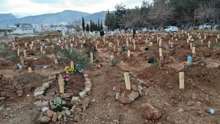 Yarım Kalan Hikayeler Mezarlara Yansıdı: Depremde Ölenlerin Mezarları Yürekleri Burktu