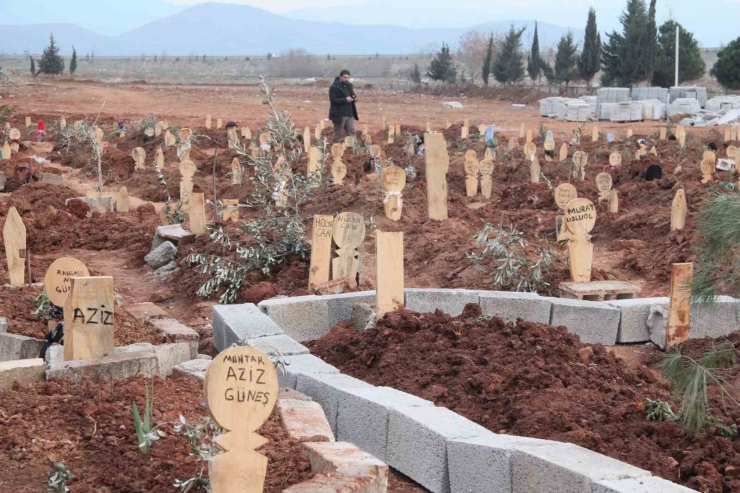 Yarım Kalan Hikayeler Mezarlara Yansıdı: Depremde Ölenlerin Mezarları Yürekleri Burktu