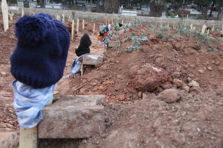 Yarım Kalan Hikayeler Mezarlara Yansıdı: Depremde Ölenlerin Mezarları Yürekleri Burktu