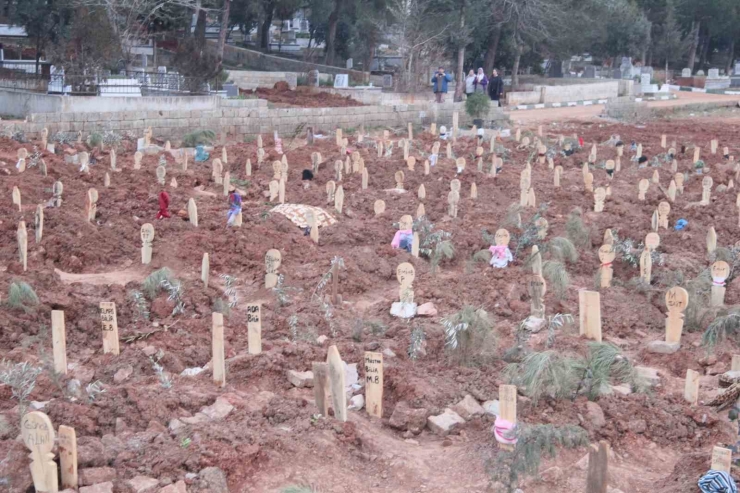 Yarım Kalan Hikayeler Mezarlara Yansıdı: Depremde Ölenlerin Mezarları Yürekleri Burktu