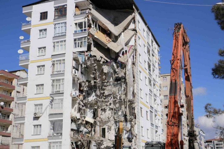 Diyarbakır’da Ağır Hasarlı Binanın Yıkımına Başlandı