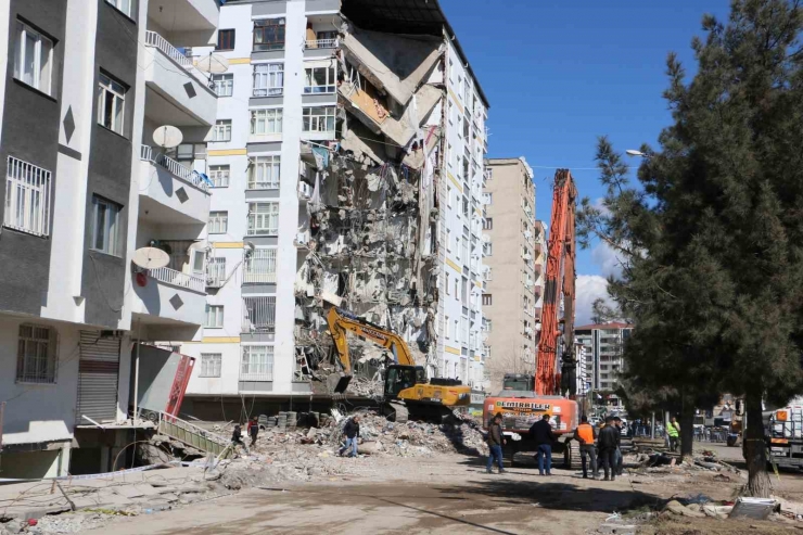 Diyarbakır’da Ağır Hasarlı Binanın Yıkımına Başlandı