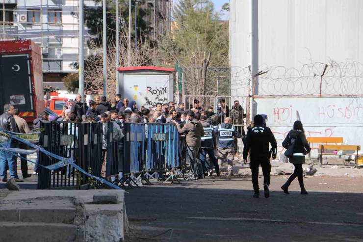 Diyarbakır’da Ağır Hasarlı Binanın Yıkımına Başlandı