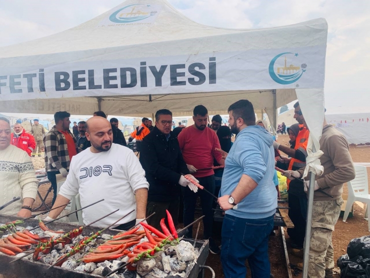 Halfeti Belediyesinden Binlerce Depremzedeye Sıcak Yemek