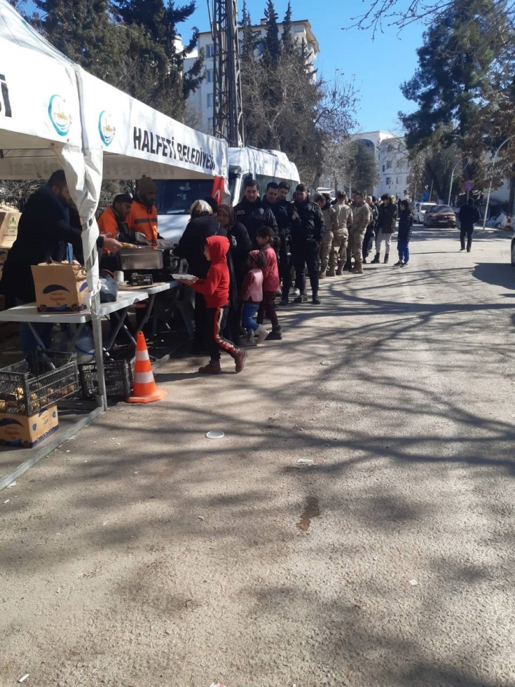 Halfeti Belediyesinden Binlerce Depremzedeye Sıcak Yemek