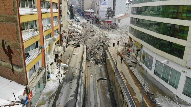 Kombisi Patlayan Ağır Hasarlı Bina, Soğuk Havada Buz Dağına Döndü