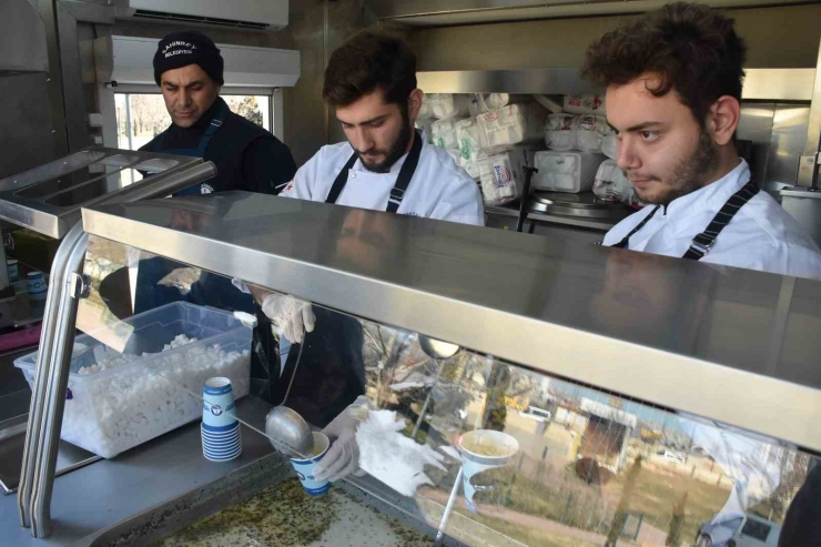 Öğrenciler Depremzedeler İçin Şahinbey Mobil Aşevinde Çalıştı