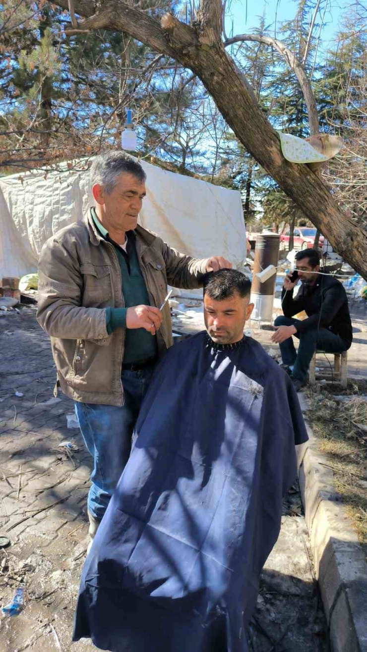 Malatyalı Depremzede Berberden Ücretsiz Tıraş