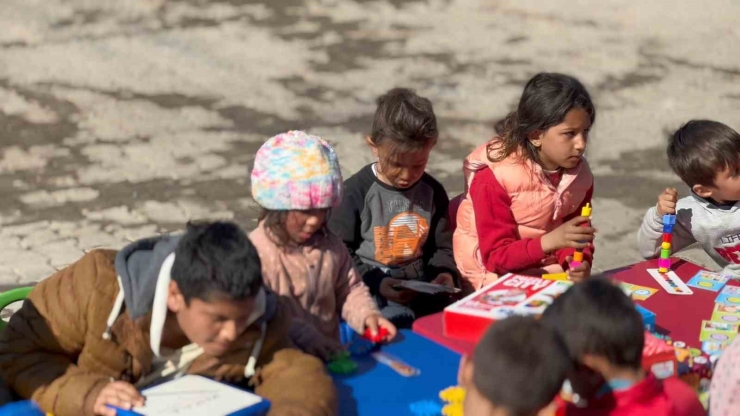 Depremzede Çocuklar Bu Tırda Buluşuyor, Hem Eğleniyor Hem De Öğreniyor