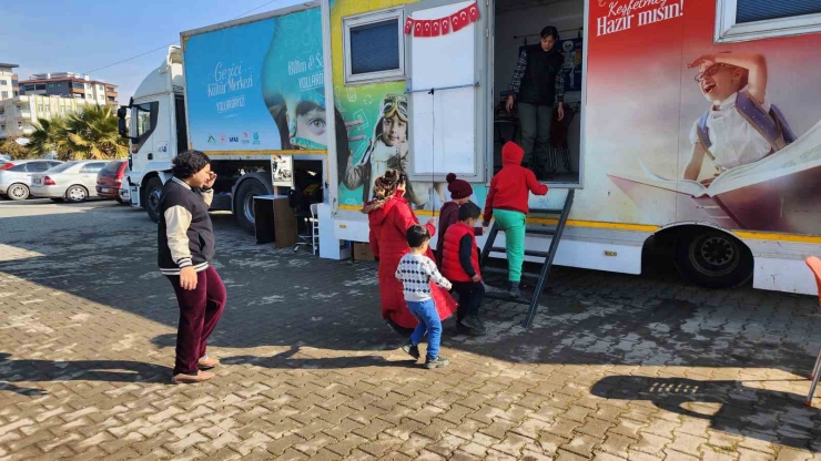 Depremzede Çocuklar Bu Tırda Buluşuyor, Hem Eğleniyor Hem De Öğreniyor