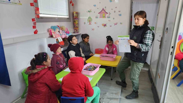 Depremzede Çocuklar Bu Tırda Buluşuyor, Hem Eğleniyor Hem De Öğreniyor