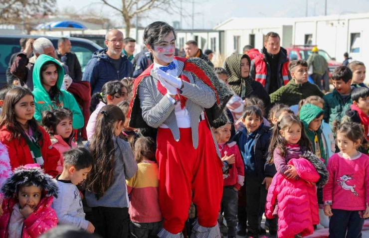 Depremzede Çocuklar İçin ‘ağacın Kalbi’ Oyunu Sahnelendi