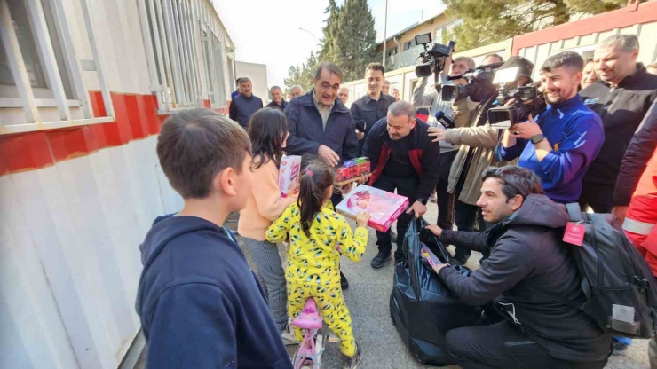 Bakan Dönmez, "hem Çalışanlarımız Hem De Bölge İnsanı 2 Bin Konteynerlik Kent Planlanıyor’