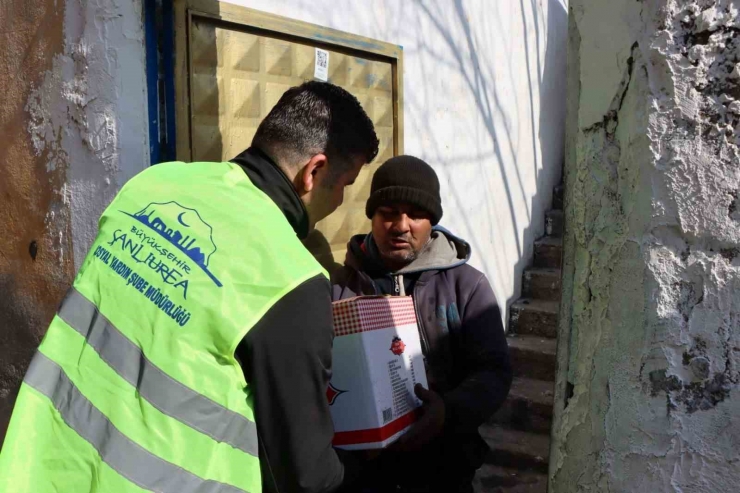 Depremden Etkilenen Vatandaşların Gıda Kolileri Evlerine Ulaştırılıyor