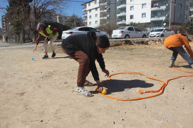 Aynı Acıyı Yaşayan Yetişkin Ve Çocuklar Sokak Oyunlarında Buluştu