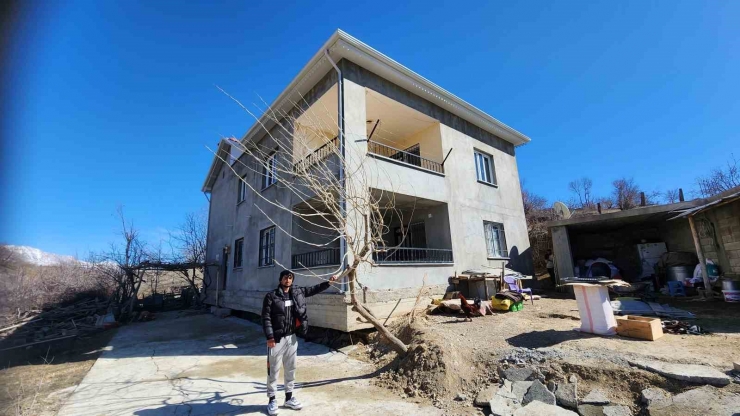 Deprem Evi Yıkmadı Ama 30 Santim Kaldırıp, 2 Metre İleriye Taşıdı