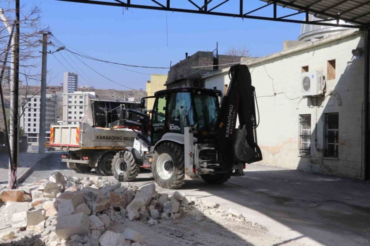 Deprem Sonrası Camilerde Tadilat Ve Temizlik Çalışması