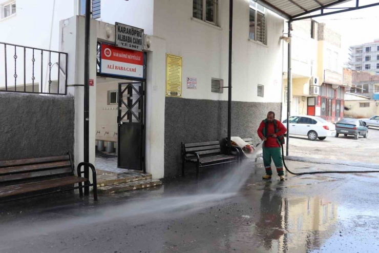 Deprem Sonrası Camilerde Tadilat Ve Temizlik Çalışması