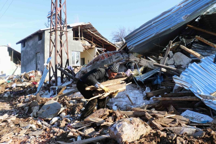 Depremde 3 Yakınını Ve Evini Kaybetti, Kurtardığı İneklerini Aşevine Bağışladı