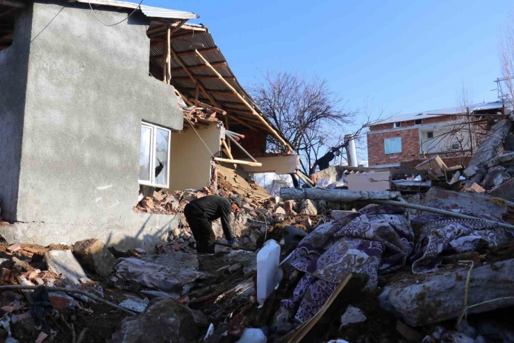 Depremde 3 Yakınını Ve Evini Kaybetti, Kurtardığı İneklerini Aşevine Bağışladı