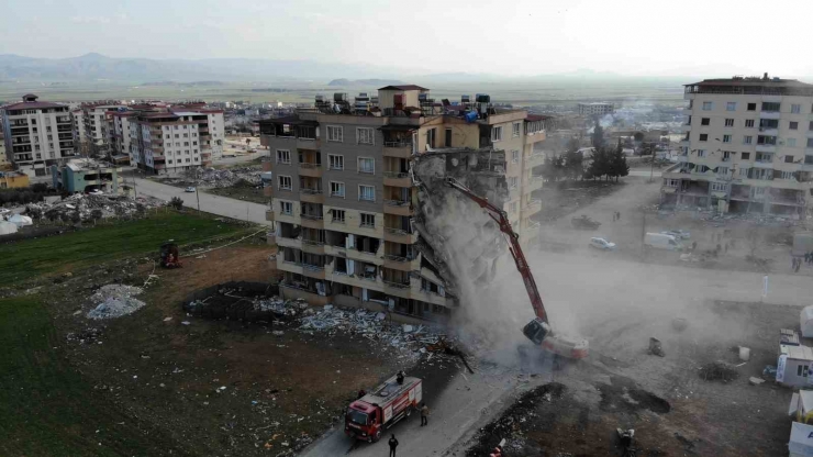 Nurdağı’nda Ağır Hasarlı Binaların Yıkımı Sürüyor