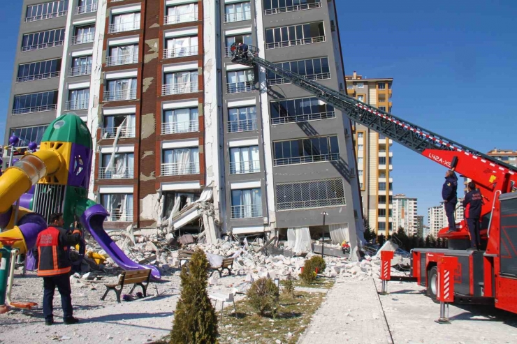 Malatya’da Ağır Hasarlı Binada Mahsur Kalan Kedi Kurtarıldı