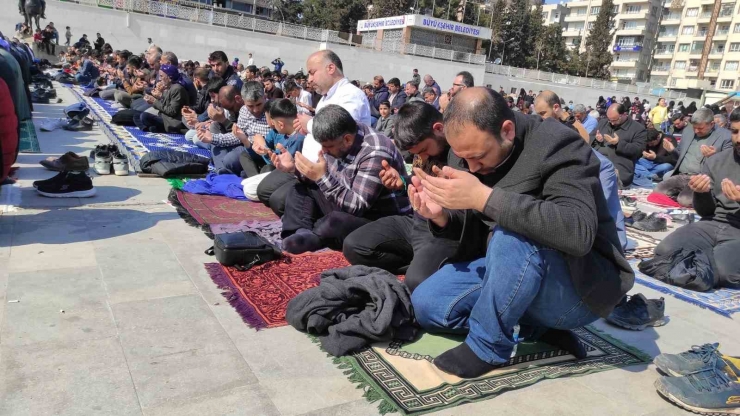 Depremde Vefat Edenler İçin Şanlıurfa’da Gıyabi Cenaze Namazı Kılındı