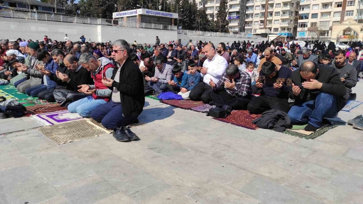 Depremde Vefat Edenler İçin Şanlıurfa’da Gıyabi Cenaze Namazı Kılındı