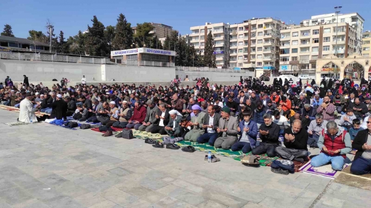 Depremde Vefat Edenler İçin Şanlıurfa’da Gıyabi Cenaze Namazı Kılındı