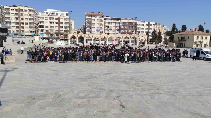 Depremde Vefat Edenler İçin Şanlıurfa’da Gıyabi Cenaze Namazı Kılındı