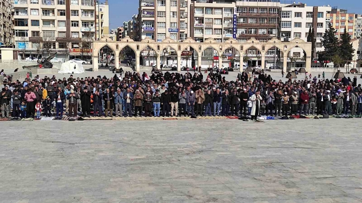 Depremde Vefat Edenler İçin Şanlıurfa’da Gıyabi Cenaze Namazı Kılındı