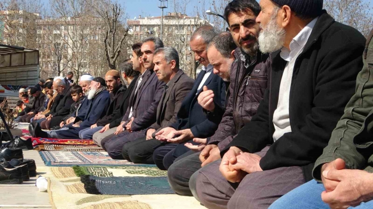 Diyarbakır’da Depremde Hayatını Kaybedenler İçin Gıyabi Cenaze Namazı Kılındı