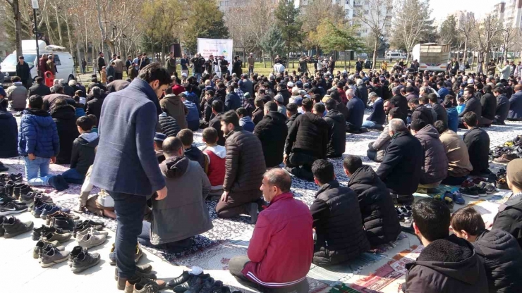 Diyarbakır’da Depremde Hayatını Kaybedenler İçin Gıyabi Cenaze Namazı Kılındı