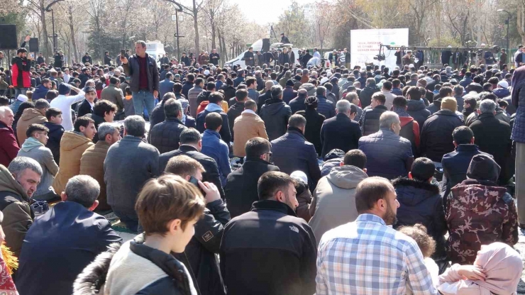 Diyarbakır’da Depremde Hayatını Kaybedenler İçin Gıyabi Cenaze Namazı Kılındı