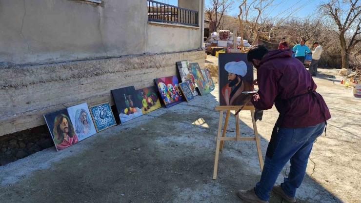 Depremde Zarar Gören Evleri İçin Yaptığı Tuvalleri Satışa Çıkardı