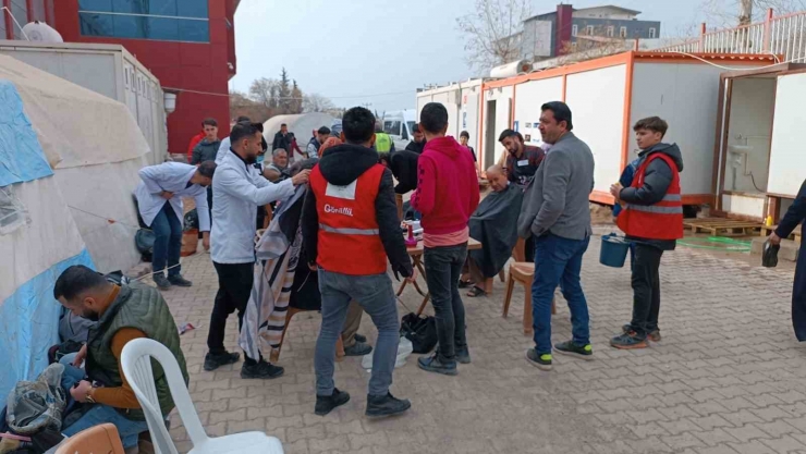 Diyarbakırlı 22 Kuaför, Kahramanmaraş’ta Depremzedelerin Bakımını Yaptı