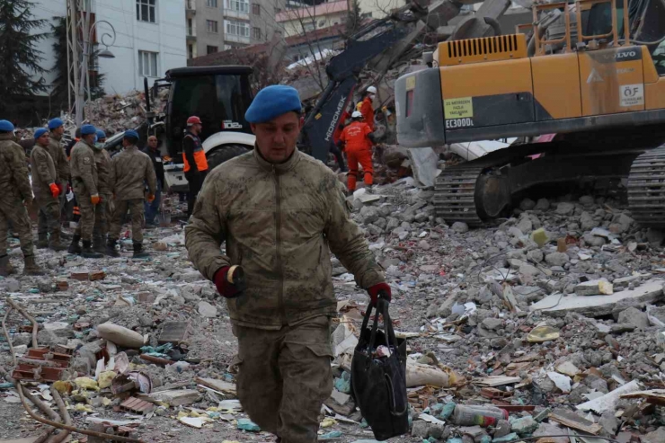 Malatya’da İki Noktada Arama Kurtarma Çalışması Devam Ediyor