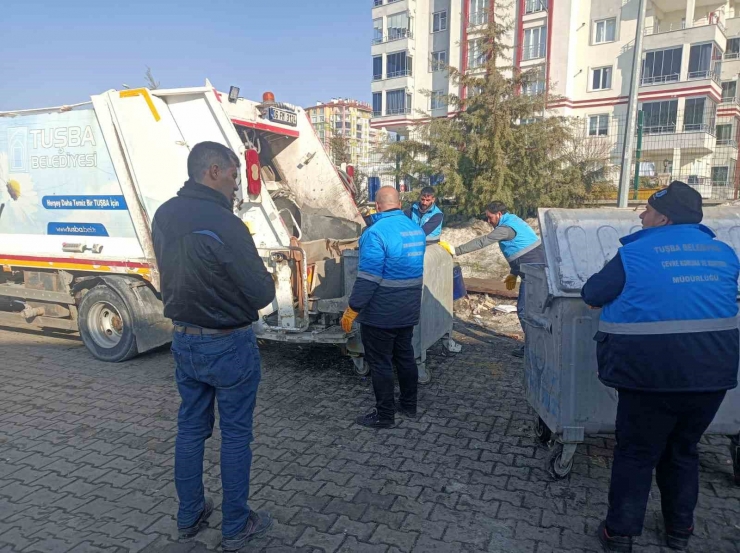 Tuşba Belediyesi Deprem Bölgesinde Temizlik Çalışması Yapıyor