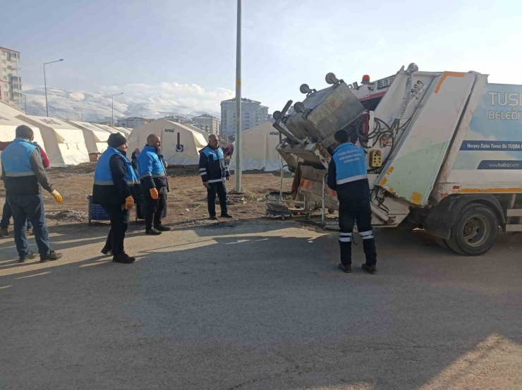 Tuşba Belediyesi Deprem Bölgesinde Temizlik Çalışması Yapıyor